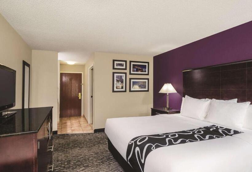 Deluxe Room King Size Bed, La Quinta Inn & Suites By Wyndham Louisville East