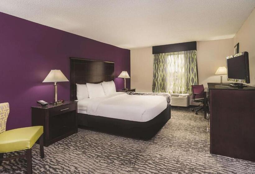 Standard Room King Bed Adapted for people with reduced mobility, La Quinta Inn & Suites By Wyndham Louisville East