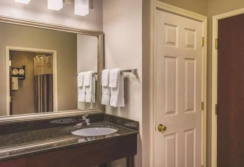 キングサイズベッドのデラックススイート, La Quinta Inn & Suites By Wyndham Louisville East