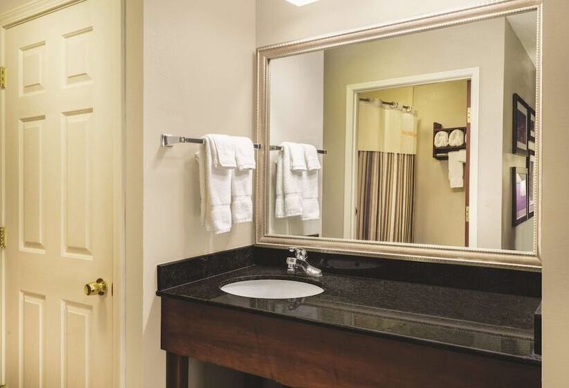 Deluxe Room, La Quinta Inn & Suites By Wyndham Louisville East