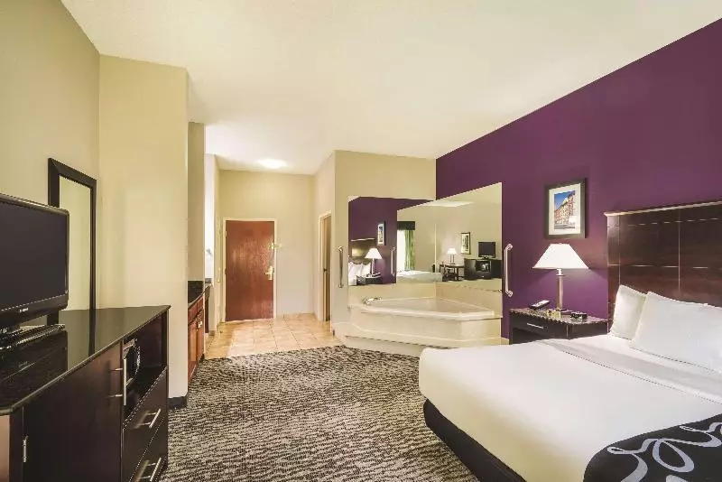キングサイズベッドのデラックススイート, La Quinta Inn & Suites By Wyndham Louisville East