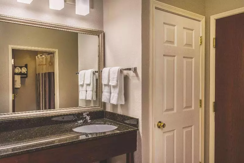 キングサイズベッドのデラックススイート, La Quinta Inn & Suites By Wyndham Louisville East