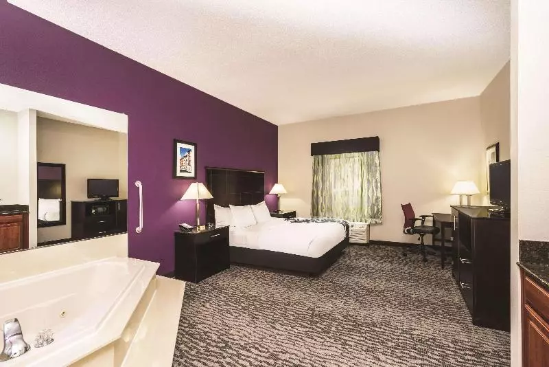 キングサイズベッドのデラックススイート, La Quinta Inn & Suites By Wyndham Louisville East