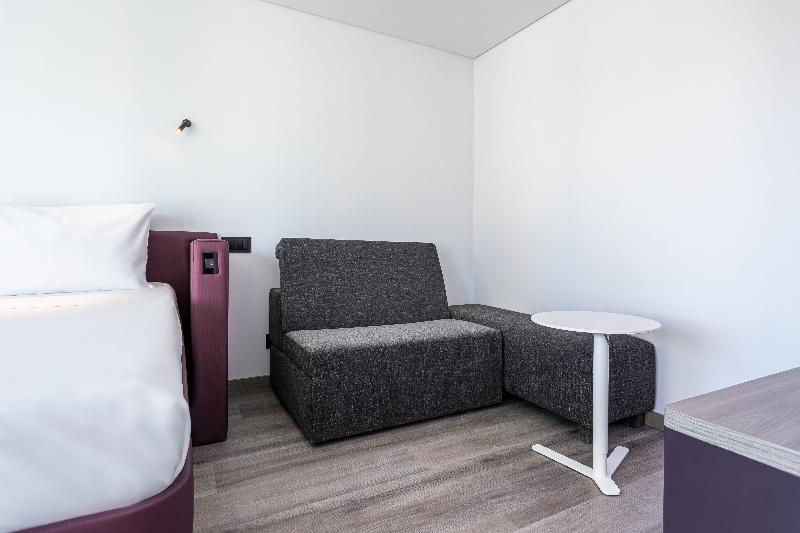 Deluxe Room King Size Bed, La Quinta Inn & Suites By Wyndham Louisville East