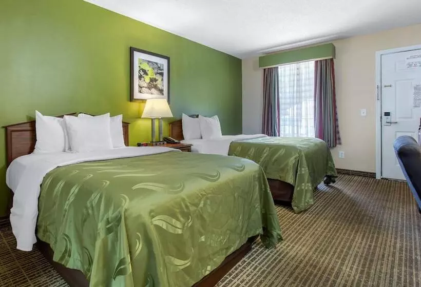 ２ダブルベッドのスタンダードルーム, Quality Inn Laurinburg