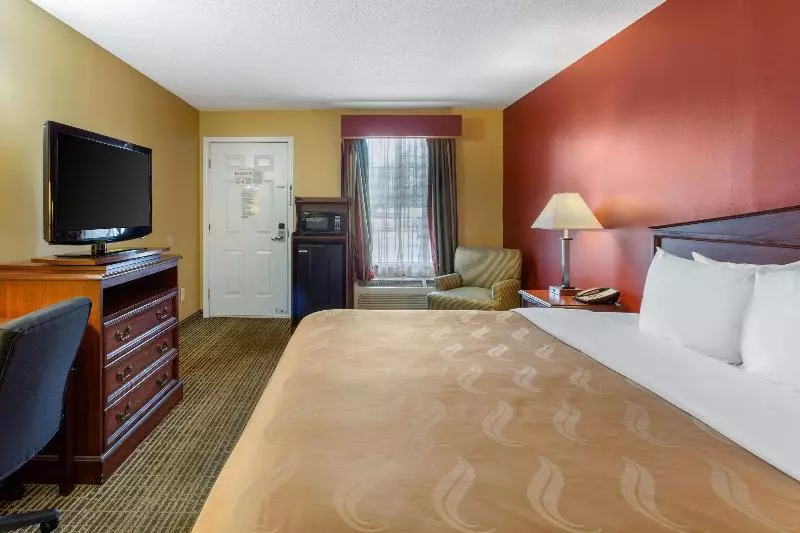 キングサイズベッドのスタンダードルーム, Quality Inn Laurinburg