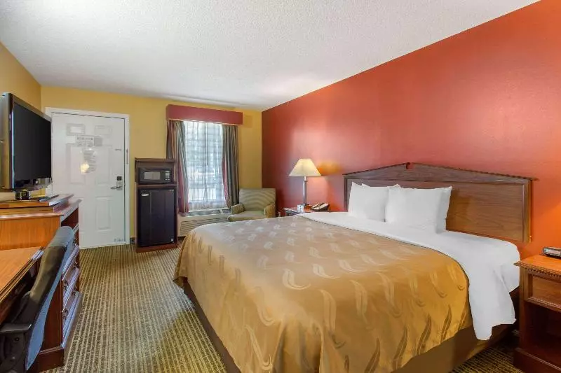 キングサイズベッドのスタンダードルーム, Quality Inn Laurinburg