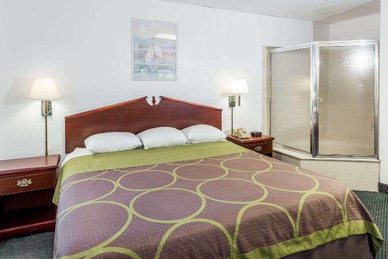 带大床的标准间, Super 8 By Wyndham Pompano Beach