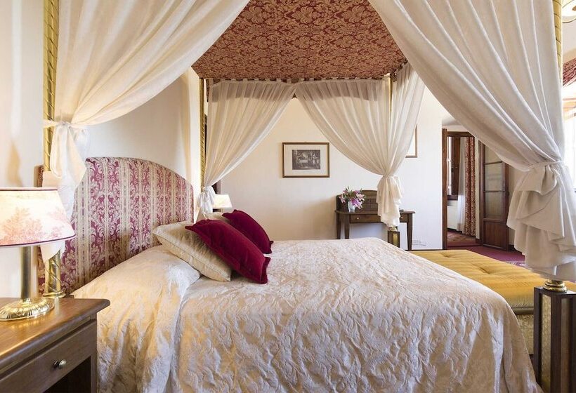 מיטת קינג בסוויטה, Villa Lecchi Hotel Wellness