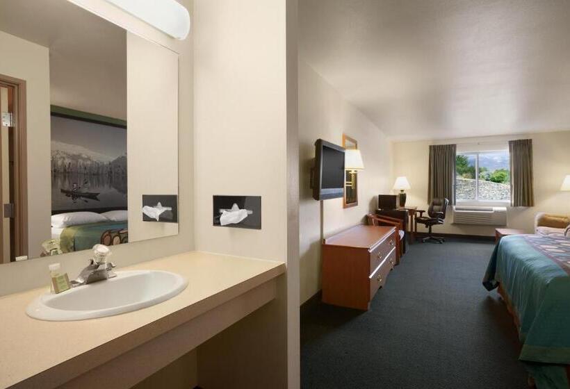 残疾人使用的带特大床的标准间, Super 8 By Wyndham Salmon