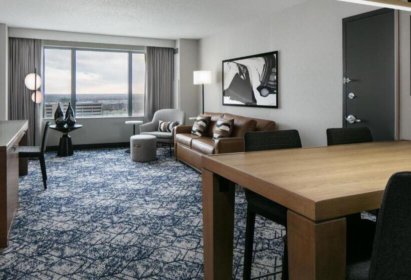 Полулюкс Клуб, Sheraton Overland Park Hotel At The Convention Center