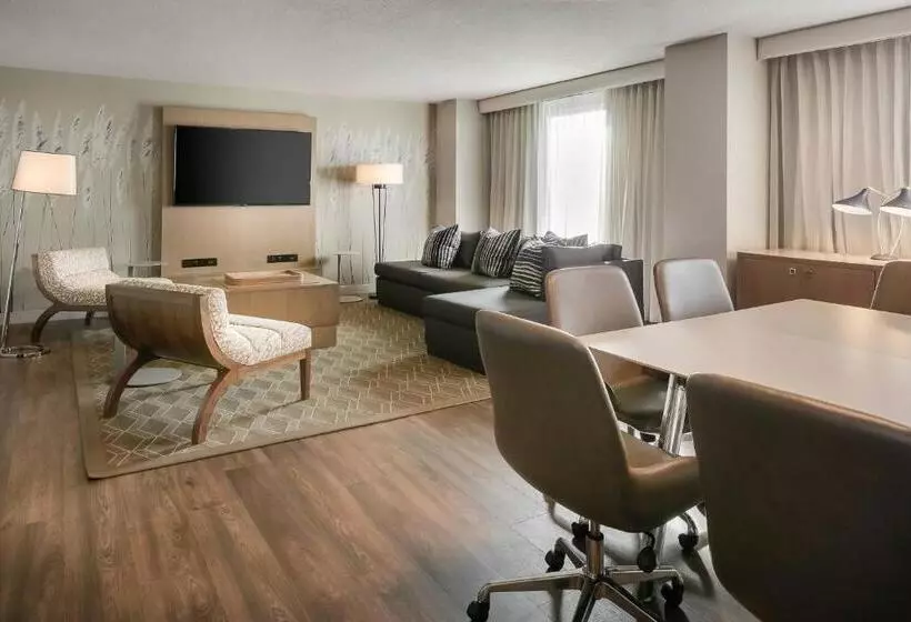 スイート, Sheraton Overland Park Hotel At The Convention Center