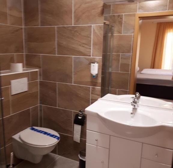 デラックスルーム, Restaurant Denis