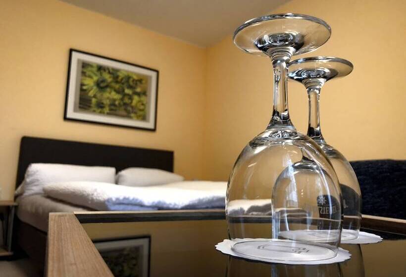 スタンダードルーム, Restaurant Denis