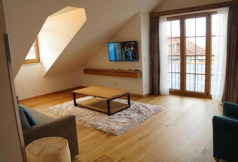 Семейный Номер, Der Obere Wirt Zum Queri