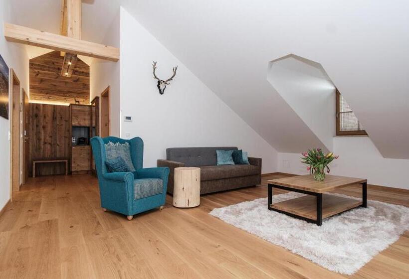 Семейный Номер, Der Obere Wirt Zum Queri