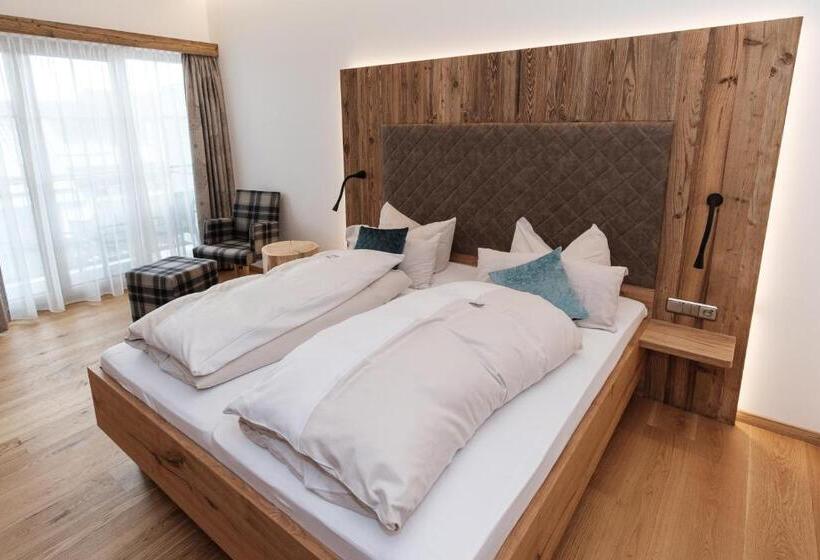 Семейный Номер, Der Obere Wirt Zum Queri