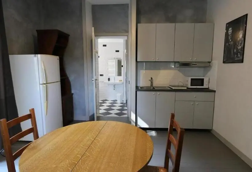 スタンダードスタジオ, Le Petit Château Des Cedres