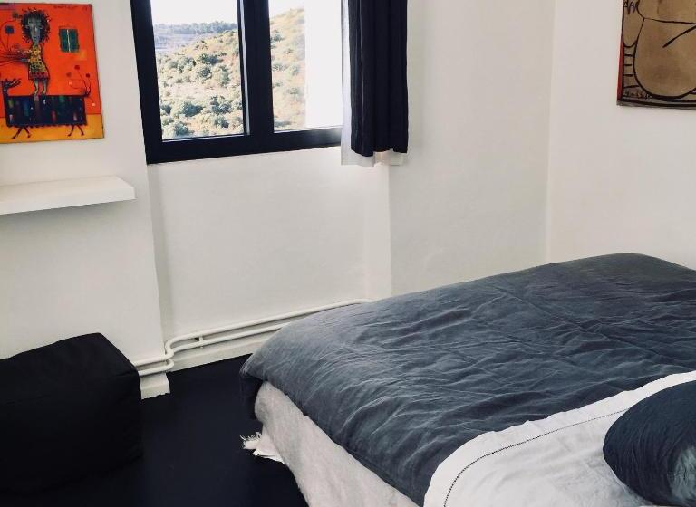 标准三人间, Metafort