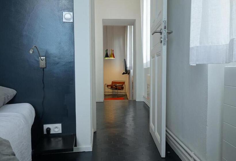 标准三人间, Metafort