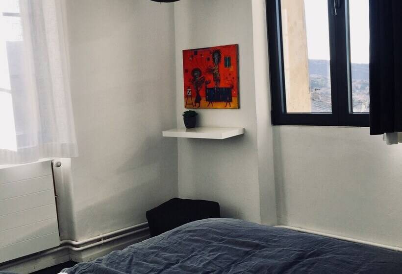 标准三人间, Metafort