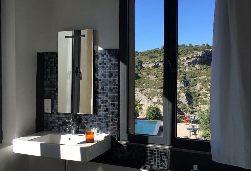 标准三人间, Metafort