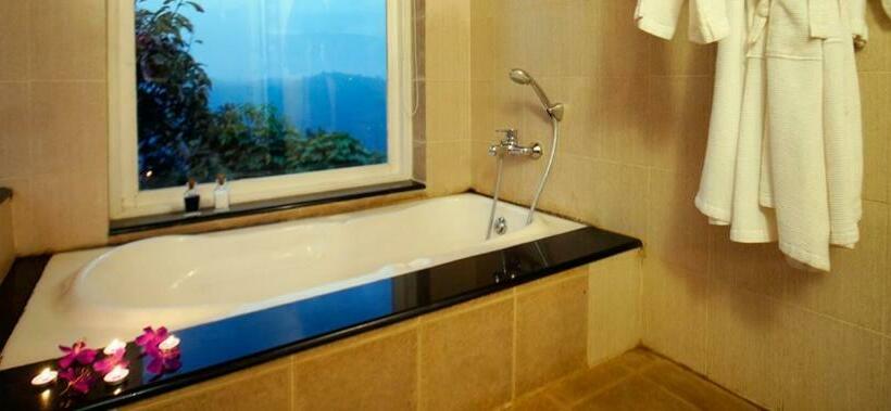 디럭스 룸 킹사이즈 침대, After The Rains Rainforest Lodge