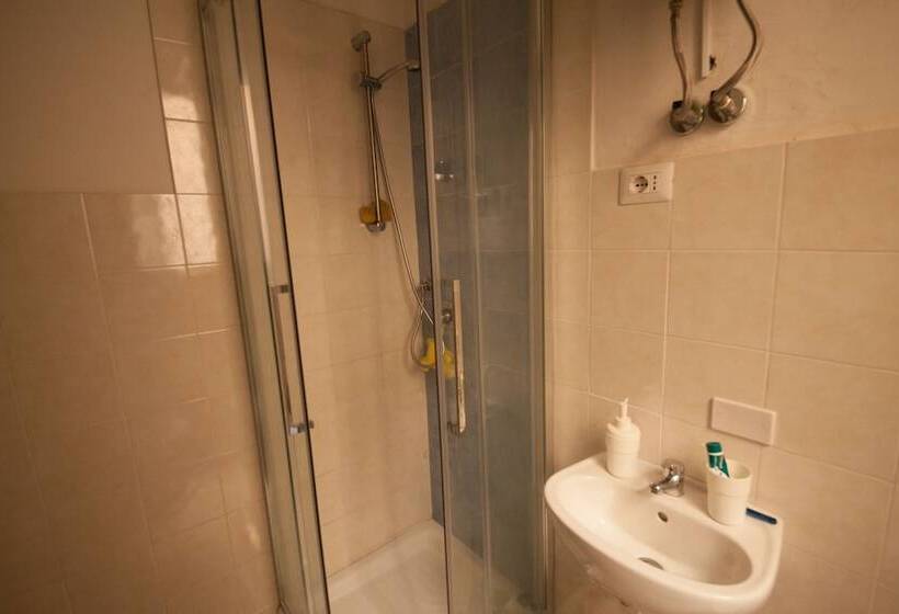 اتاق استاندارد سه تخته با سرویس بهداشتی مشترک, Casa Verdi   House Of Travelers