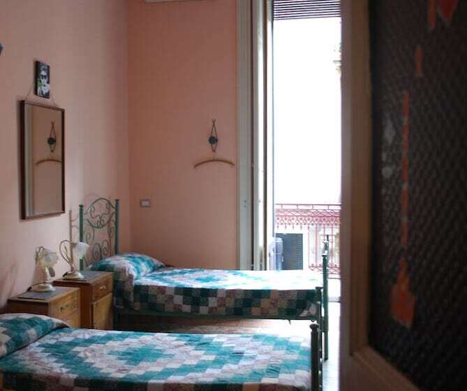Bed in Shared Room with Shared Bathroom, Casa Verdi   House Of Travelers