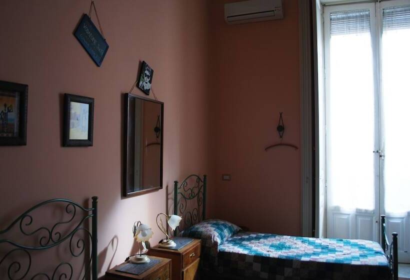 Bed in Shared Room with Shared Bathroom, Casa Verdi   House Of Travelers