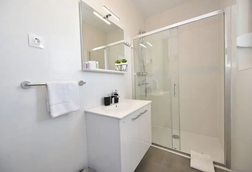 3 Bedroom Deluxe Apartment Sea View, Pool Apartments & Rooms Mare