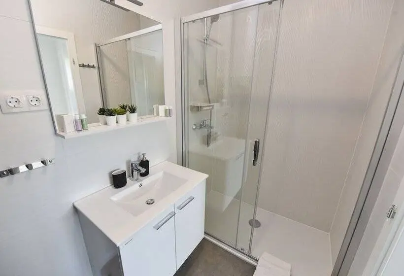 3 Bedroom Deluxe Apartment Sea View, Pool Apartments & Rooms Mare