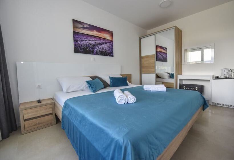 3 Bedroom Deluxe Apartment Sea View, Pool Apartments & Rooms Mare
