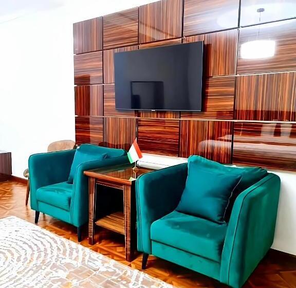 سوئیت با تخت بزرگ, Ayni