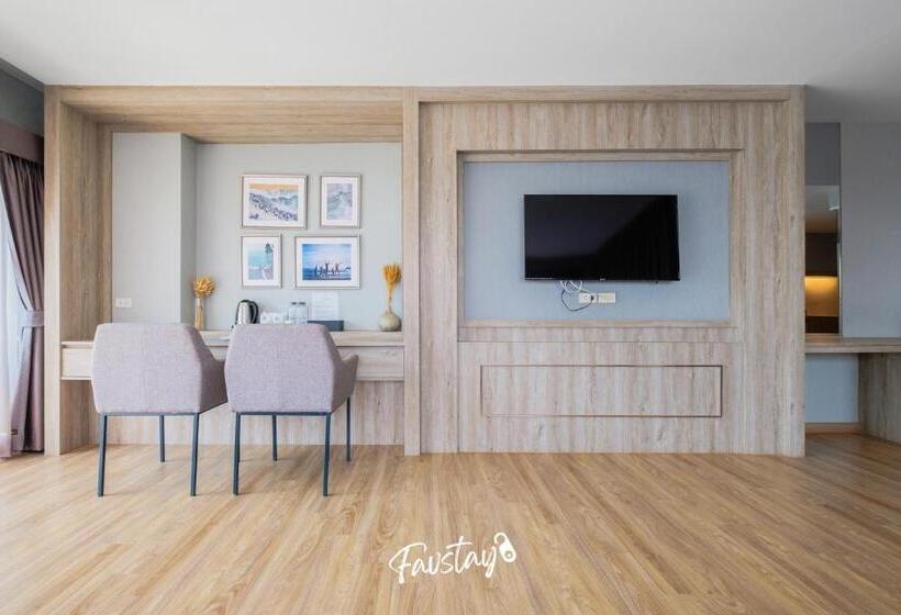 سوییت اجرایی, So Boutique Jomtien Beach Pattaya