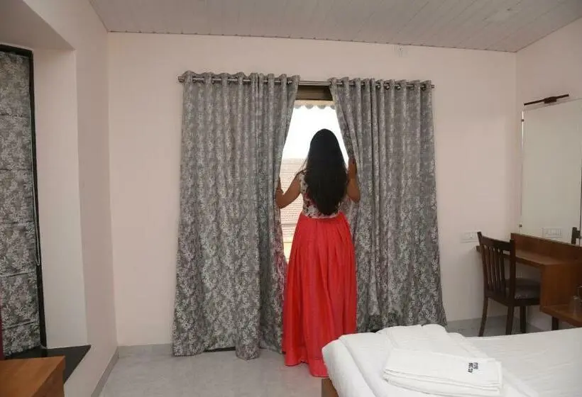 اتاق لوکس با بالکن, Stone Shelter