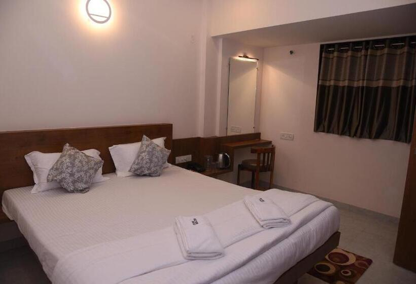 غرفة قياسية مطلّة علي حمام السباحة, Stone Shelter