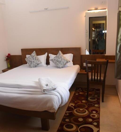 غرفة قياسية مطلّة علي حمام السباحة, Stone Shelter