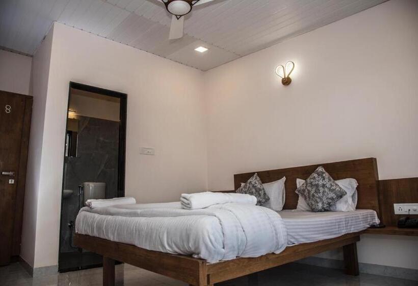 غرفة قياسية مطلّة علي حمام السباحة, Stone Shelter