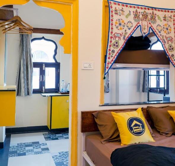 חדר דלוקס לארבעה, The Hosteller Udaipur