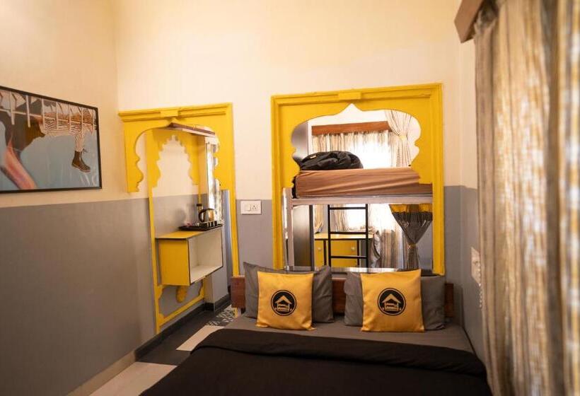 חדר דלוקס לארבעה, The Hosteller Udaipur