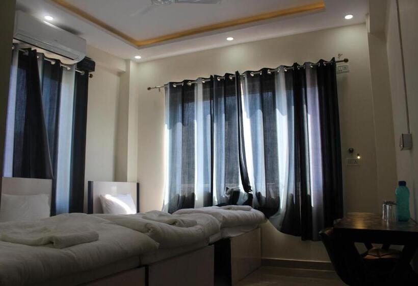 Habitació Triple Estàndard, Back Stayz Hostel
