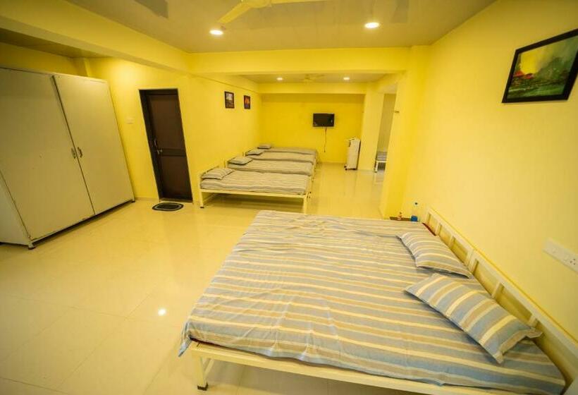 سرير فى غرفة مشتركه, Indradhanush Hill Resort