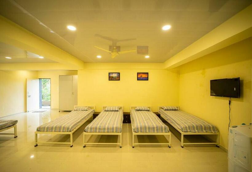 سرير فى غرفة مشتركه, Indradhanush Hill Resort