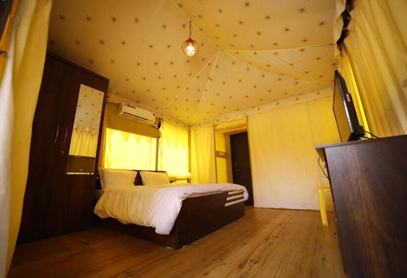 كوخ قياسي, Indradhanush Hill Resort