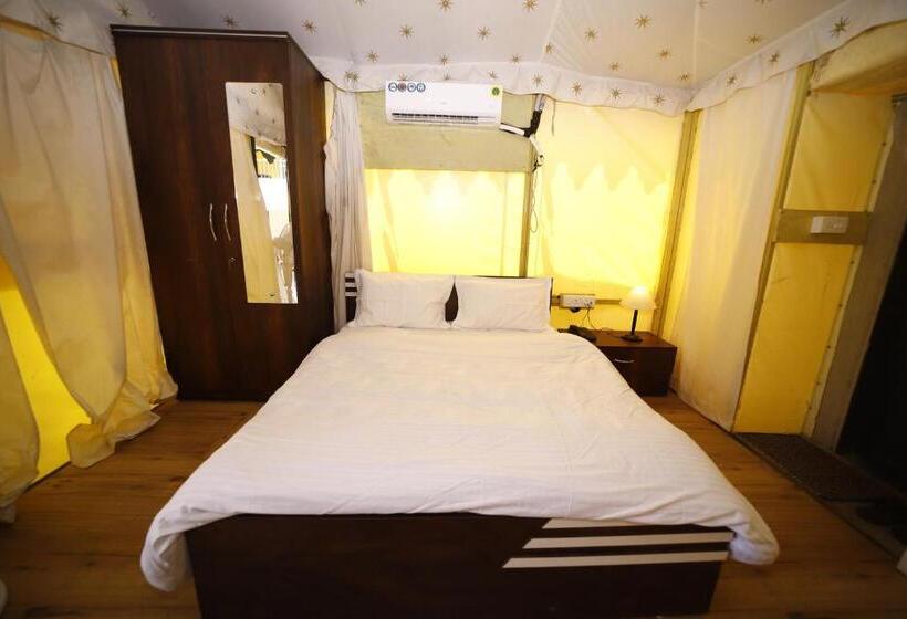 كوخ قياسي, Indradhanush Hill Resort