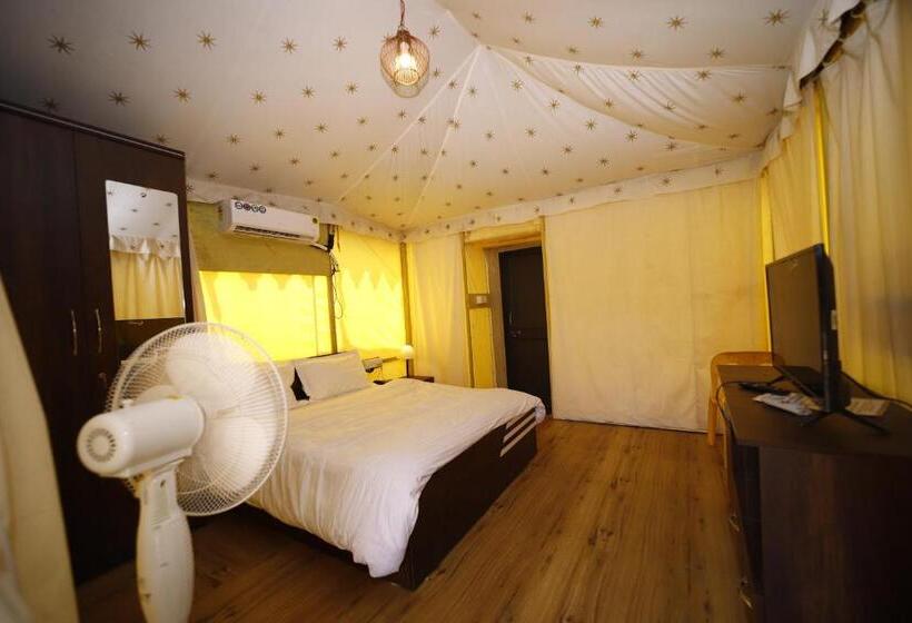 كوخ قياسي, Indradhanush Hill Resort