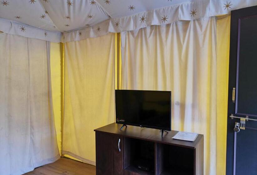 كوخ قياسي, Indradhanush Hill Resort