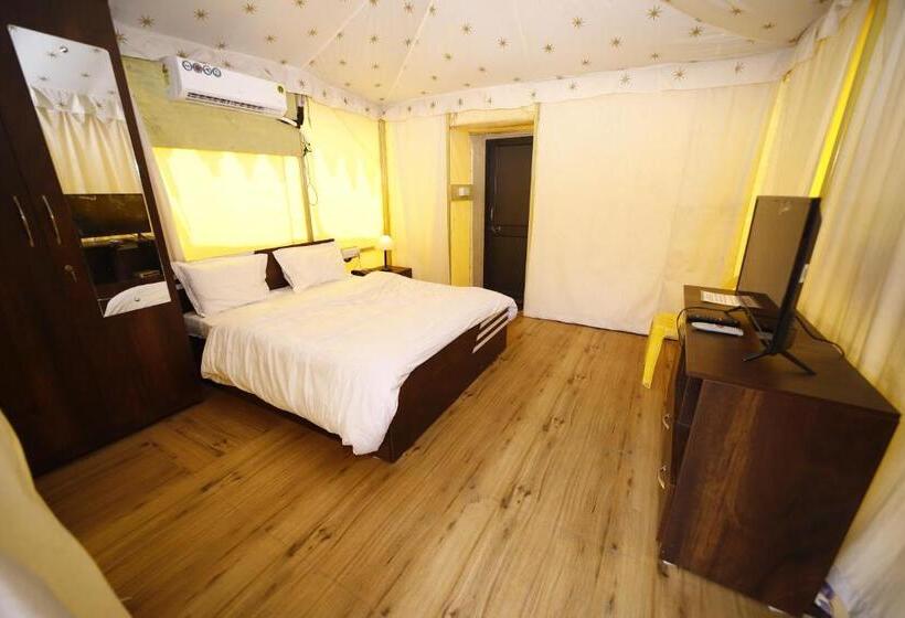 كوخ قياسي, Indradhanush Hill Resort