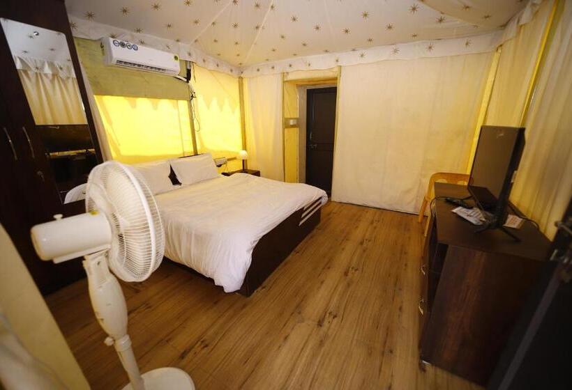 كوخ قياسي, Indradhanush Hill Resort